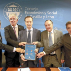 José Ángel Domínguez, José Ángel Hermida, Germán Barrios, Daniel Miguel y Alfonso Murillo ayer, en la firma del protocolo entre el CES y las universidades.-ICAL