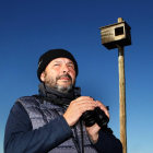 Fernando Garcés, junto a uno de los nidales instalados en Tierra de Campos.-BRÁGIMO