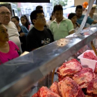 Unos clientes compran carne de vacuno en un mercado de Buenos Aires.-AP / NATACHA PISARENKO