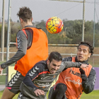 Silva (d.) intenta llegar a un  balón, obstaculizado por Alfaro, con Hermoso saltando, ayer en los Anexos.-M. Á. Santos