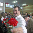 Tudanca, con un puñado de rosas, sonriente en el cierre de campaña en Zamora.-Ical