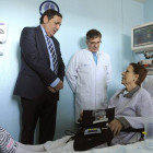 El hospital Clínico de Salamanca ha realizado la implantación de una asistencia ventricular de larga duración en un paciente, cuya intervención da a conocer el consejero de Sanidad de Castilla y León, Antonio Sáez (c)-Efe