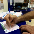 Un hombre rellena un boleto en una imagen de archivo.-EUROPA PRESS