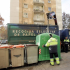 Operarios trabajando en la recogida selectiva del reciclaje de papel y vidrio-Ical