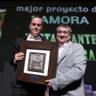 Restaurante La Chopera recibe el premio al mejor proyecto de Zamora, que entregó el presidente de la Diputación zamorana, Francisco José Requejo.- PHOTOGENIC