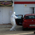 La policía científica toma imágenes de un vehículo en el club de alterne 'Las Vegas' en Medina del Campo (Valladolid) donde se ha producido el asesinato de dos person-Ical