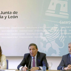 El consejero de Sanidad, Antonio María Sáez en el centro , junto a José Luis Barredo y  Mercedes Becerra.-ICAL