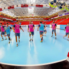 Jugadores del Recoletas Atlético Valladolid entrenan en la remozada pista de Huerta del Rey antes de su debut en la Asobal.-J. M. LOSTAU