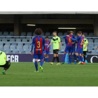 Los jugadores del Eldense y el Barça B, durante el partido disputado el pasado sábado en el Miniestadi.-IGNASI PAREDES