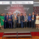 Foto de familia de los premiados tras recibir sus galardones de los Premios Innova del Diario de León.-RAMIRO