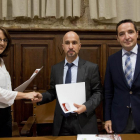 El vicerrector de Investigación y Transferencia de la Universidad de Salamanca, Juan Manuel Corchado (D), el director de la Fundación General de la USAL, Óscar González Benito, y la decana del Colegio Profesional de Periodistas de Castilla y León, María d-Ical