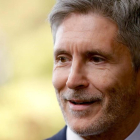 El ministro de Interior, Fernando Grande-Marlaska, atiende a los medios de comunicación tras el encuentro que ha mantenido hoy en Rabat con su homólogo marroquí.-JUANJO MARTÍN
