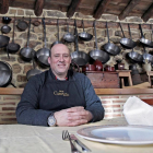 Jaime Martínez apostó por dar vida a su pueblo con un restaurante tradicional pero con su sello propio. Hoy recibe comensales de todo el mundo.-MARIO TEJEDOR