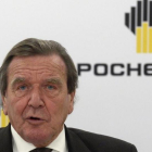 El excanciller alemán, Gerhard Schroeder, en su comparecencia en San Petesburgo tras ser nombrado presidente de la petrolera rusa Rosneft.-AFP / OLGA MALTSEVA