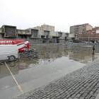 LA EXHIBICIÓN ACROBÁTICA DE PAJARILLOS SE SUSPENDIÓ POR LA LLUVIA. La exhibición de acrobacias prevista ayer en la calle Cigüeña del barrio de Pajarillos a cargo de Emilio Zamora y de José Ángel Cuadrado se suspendió finalmente por la lluvia el agua embal-José C. Castillo