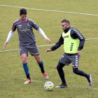 Roger controla el balón ante Juanpe durante el entrenamiento del miércoles.-BALCAZA