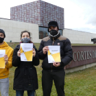 Tres integrantes del colectivo Jóvenes Castilla y León posan con las aportaciones para el anteproyecto de Ley de Dinamización Demográfica de CyL. E.M