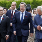 En primer plano François Hollande, David Cameron y el príncipe Carlos.-REUTERS / PHILIPPE WOJAZER