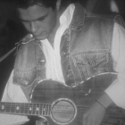 Alejandro Sanz, durante sus inicios como cantante y compositor. Imagen incluida en el libro de memorias #Vive.-AGUILAR