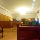 La acusada, Inmaculada A.M., y su abogado, ayer, en el acto dela Audiencia de Valladolid en el que ratificó la conformidad. .-E. M.