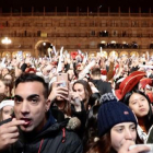 Miles de jóvenes se juntan en la plaza mayor para recibir la llamada ‘nochevieja universitaria’.-ICAL