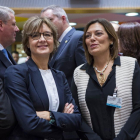 La ministra de Agricultura, Isabel García Tejerina, junto a la consejera de la Junta, Milagros Marcos, antes del Consejo de la UE.-ICAL