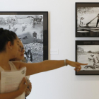 Dos mujeres se detienen ante las fotografías de la serie ‘Return to Mexico: journeys beyond the mask’, ayer, en el MPH.-J. M. LOSTAU