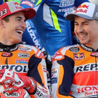 Marc Márquez y Jorge Lorenzo se parten de risa en la foto oficial de MotoGP, en Catar.-AFP / KARIM JAAFAR