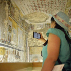 Una mujer fotografía el interior de una de las tumbas restauradas en Dra Abu al Naga, en Luxor.-EPA