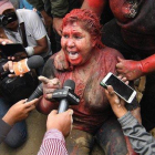La alcaldesa de Vinto, Patricia Arce, se dirige a los medios tras ser arrastrada por la calle y rociada con pintura roja.-JORGE ABREGO (EFE)
