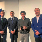 El alcalde Conrado Íscar y el arquitecto, en el centro, con el premio.-E. M.