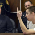 T.J. Lane le dedica un gesto obsceno a las familias de las víctimas durante el juicio, en Cleveland (Ohio), en marzo del 2013.-Foto: POOL / REUTERS