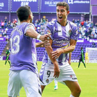 Óscar Plano y Mata celebran el segundo gol del Valladolid frente al Córdoba.-J. M. LOSTAU