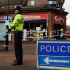 Dos policías montan guardia en una zona céntrica de Salisbury, donde el 4 de marzo fueron aparentemente envenenados el expía Skripal y su hija, el 12 de marzo.-/ AFP / ADRIAN DENNIS
