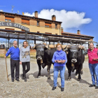 Miguel Ángel y Marta (de pie), junto a Mari Carmen y Ángel, y una yunta de vacas de la raza Serrana Negra.-ARGICOMUNICACIÓN