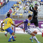 Javi Varas atrapa el balón ante la presencia de Aythami.-Quique Curbelo