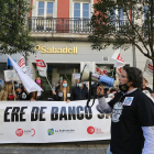 Trabajadores del Banco Sabadell de Castilla y León se concentran para denunciar el ERE- ICAL