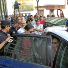 Los agentes introducen en un coche de policía a los dos mujeres detenidas por la presunta estafa de la agencia de viajes palentina.-BRÁGIMO