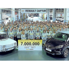 El director y los trabajadores de la fábrica de Renault en Valladolid posan ante el R8 y el Captur siete millones.-E. M.