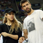 Shakira y Gerard Piqué en un partido de baloncesto.-ALBERT GEA (REUTERS / ARCHIVO)