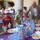 El presidente de la Diputación, Jesús Julio Carnero, conversa con los niños saharauis de acogida del verano de 2015-Ical