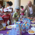 El presidente de la Diputación, Jesús Julio Carnero, conversa con los niños saharauis de acogida del verano de 2015-Ical