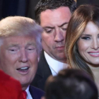 Trump y su mujer, Melania, felicitados por la multitud tras el discurso de aceptación de la victoria del magnate, en el hotel New York Hilton Midtown, en Nueva York, el 9 de noviembre.-AFP / MARK WILSON