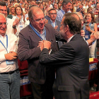 El presidente de la Junta, Juan Vicente Herrera, saluda a Mariano Rajaoy.-ICAL