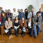 Redondo y Viteri junto a directores, y actores -profesionales y aficionados- que  integran el elenco de  ‘El festin de Babette’, ayer, en el Calderón.-J. M. LOSTAU