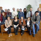Redondo y Viteri junto a directores, y actores -profesionales y aficionados- que integran el elenco de ‘El festin de Babette’, ayer, en el Calderón.-J. M. LOSTAU