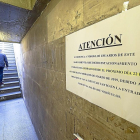 Cartel anunciador del cierre del aparcamiento de la plaza Mayor.-PABLO REQUEJO / PHOTOGENIC