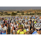 Cientos de ciclistas participan en una ruta cicloturista en Segovia.-ICAL