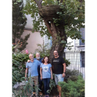 Los artistas y el comisario bajo el  nido gigante realizado por Carmen Madreñarroja en el jardín de la Fundación.-E. M.