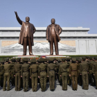 Soldados norcoreanos rinden homenaje a los antiguos líderes Kim Il-sung y Kim Jong-il, este viernes en Piongyang.-EFE / FRANCK ROBICHON